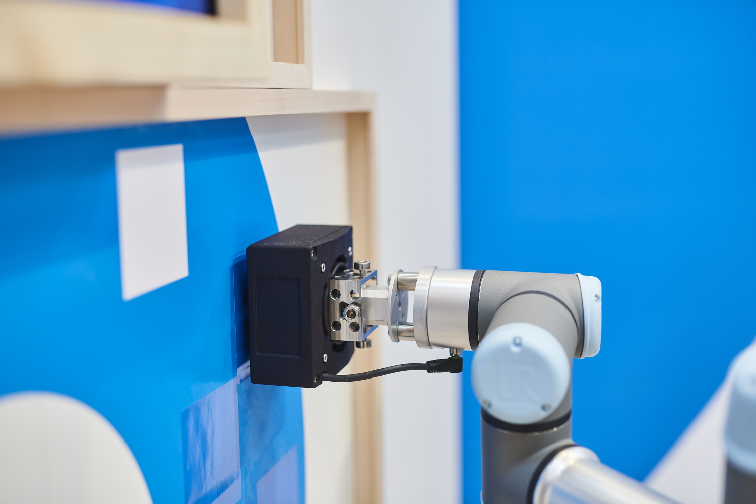 Verbindet Druck mit Automatisierung und Digitalisierung: Der 4PL Cobot vervollständigt das gedruckte Wandbild einer Google Supercloud (3) © Markus Mielek / mielek.com